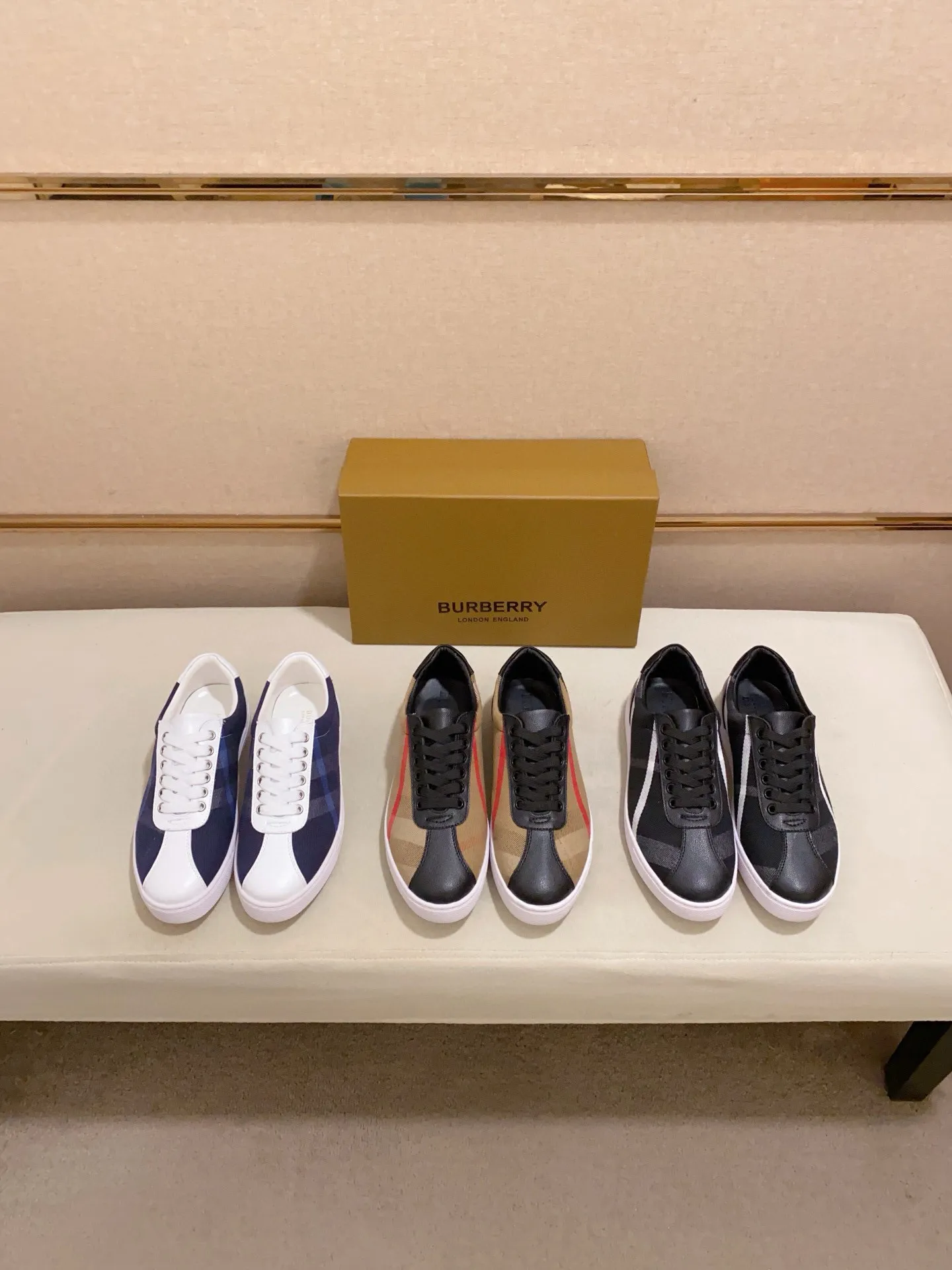 Men's shoes 💰: 400💰🥳◾️▫️The new Burberry men's classic low-top sneakers are reinterpreted with Vintage retro plaid cotton material and calfskin, decorated with a new brand logo. First-layer sheepskin lining, embossed Burberry logo on the heel, and original TPU outsole! Code number: 38-44. Can be customized45